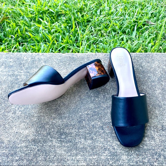 SOLD Open Toe Block Heel Sandals - Picture 3 of 4